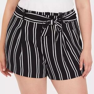 Torrid Shorts Womens Size 16 Black White Striped 5" stretch crepe Mid Rise Tie F